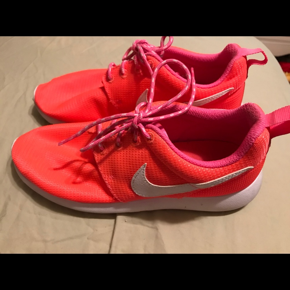 Nike Roshe Run in Bright Coral Pink